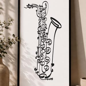 Op de afbeelding: Een ingelijste kunstprint met een zwarte lijntekening van een saxofoon. Het instrument is afgebeeld met vloeiende, doorlopende kalligrafische lijnen die de vorm van de saxofoonbody, de kleppen en de beker vormen op een witte achtergrond.