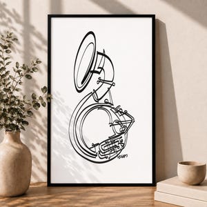 Może przedstawiać: Oprawiony wydruk ścienny przedstawiający czarny rysunek liniowy tuby na białym tle. Ilustracja wykorzystuje płynne, ciągłe pociągnięcia, aby zarysować kształt instrumentu dętego blaszanego, w tym czarę głosową, zawory i rurki.