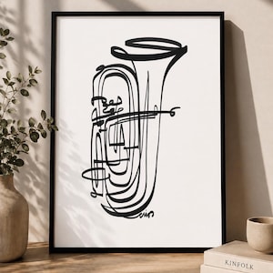 Peut inclure: Une impression d'art mural encadrée présentant un dessin au trait noir d'un tuba sur fond blanc. L'illustration utilise des traits fluides et continus pour souligner la forme de l'instrument en cuivre, présentée dans un cadre noir simple.