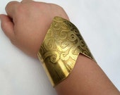 Armor. Koperen armband gouden geëtste messing armband, verouderde armband, extra grote manchet, glanzende armband, kerstcadeau, metalen manchet