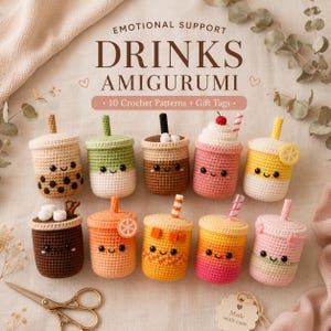 Può includere: Dieci figure di bevande amigurumi all'uncinetto con facce sorridenti, inclusi design di boba, tè alla frutta e frappè. Il testo recita EMOTIONAL SUPPORT DRINKS AMIGURUMI 10 Crochet Patterns + Gift Tags. Un paio di forbici dorate.