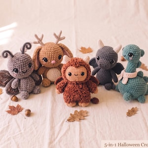 Op de afbeelding: Vijf gehaakte knuffels waaronder een grijze mot, een beige hert met gewei, een bruin pluizig wezen, een donkergrijze draak en een groenblauwe dinosaurus met een sjaal. De tekst 5-in-1 Halloween Crochet Pattern is zichtbaar in de hoek.