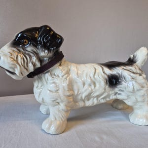 Deurstopper van Crown Devon Sealyham Terrier uit de jaren 1930 – met zand gevuld porseleinen beeldje met originele leren halsband.
