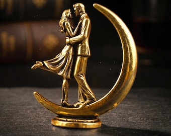 Figura de pareja en la luna de latón macizo, miniatura de arte romántico estilo Dark Academia, decoración de escritorio, escultura gótica de metal fundido, acabado vintage.