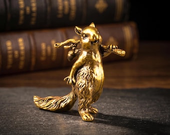 Figura de ardilla de latón, miniatura de arte boscoso de estilo Dark Academia, decoración de escritorio, escultura animal de metal fundido, acabado vintage.