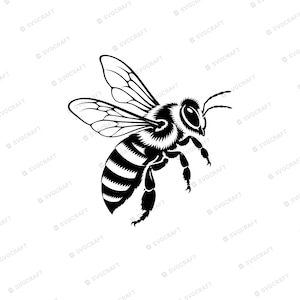 Könnte beinhalten: Eine schwarz-weiße grafische Illustration einer Honigbiene im Flug, mit detaillierter Flügeladerung, einem gestreiften Hinterleib und texturierten Körpersegmenten. Das Design ist in einem kontrastreichen Stil mit klaren Linien gehalten.