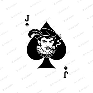 Könnte beinhalten: Eine schwarz-weiße Grafik einer Pik-Bube-Spielkarte. Das Design zeigt eine stilisierte Person mit einer Federkappe und einem Halskrausenkragen, die eine Zigarre raucht, zentriert in einem großen Pik-Symbol mit dem Buchstaben J und Pik-Icon.