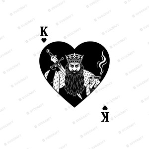 Può includere: Un grafico in bianco e nero di una carta da gioco Re di Cuori. La forma a cuore centrale contiene un re barbuto con corona e veste bordata di pelliccia, che tiene una spada in una mano e un sigaro fumante nell'altra. La lettera K è presente.