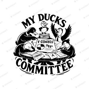 Puede incluir: Una ilustración gráfica en blanco y negro que muestra cinco patos alrededor de una mesa redonda con el texto MY DUCKS FORMED A COMMITTEE. Un pato está de pie sobre una pila de papeles, mientras otros parecen trabajar, dormir o discutir documentos con gráficos.