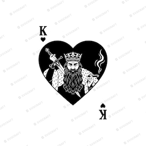 Op de afbeelding: Een zwart-wit afbeelding van een Hartenheer speelkaart. Het ontwerp toont een bebaarde koning met een kroon en een met bont afgezette mantel, die in de ene hand een zwaard en in de andere een rokende sigaar houdt, gecentreerd in een groot hart.