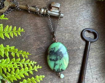 Chrysoprase pendant // Rustic industrial jewelry // Gothic style // Dark aesthetic // Earthy industrial gothic style