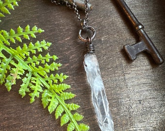 Quartz crystal pendant // Rustic industrial jewelry // Gothic style // Dark aesthetic // Crystal jewelry // Clear crystal necklace