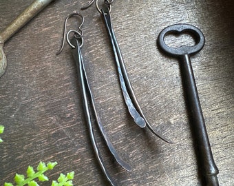 Hammered copper earrings // Rustic metal earrings // Textured copper earrings // E-035