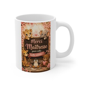 Peut inclure: Un mug blanc en céramique orné d'une illustration colorée représentant un lion, un éléphant, une girafe, un pingouin et un ours autour d'un tableau noir avec le texte Merci Maitresse pour cette belle année, entouré de fleurs de cerisier.