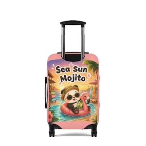 Peut inclure: Une valise à roulettes rose illustrée d'un panda portant des lunettes de soleil et un chapeau de paille, flottant dans une bouée flamant rose sur l'océan. Le texte Sea Sun Mojito est inscrit au-dessus, avec une plage et des palmiers en arrière-plan.