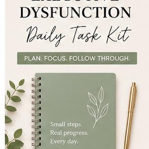 以下が含まれることがあります： 白い葉のイラストと「Small steps. Real progress. Every day.」というテキストが書かれたセージグリーンのスパイラルノートと金色のペン。ヘッダーには「EXECUTIVE DYSFUNCTION Daily Task Kit」および「PLAN. FOCUS. FOLLOW THROUGH.」と記載されています。