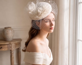 White Bridal Fascinator Hat, Birdcage Veil Headpiece, Floral Wedding Headwear, Pearl Flower Bridal Hair Accessory, Vintage Bride Veil