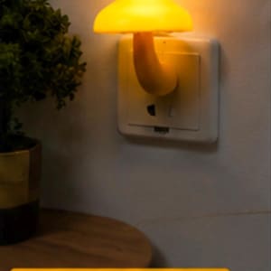Puede incluir: Una luz nocturna amarilla con forma de hongo enchufada a una toma de corriente blanca. La lámpara emite un brillo cálido desde su sombrero. La imagen incluye el número 10 en un círculo y el texto Perfect for Any Space Bedroom, hallway, kids' room and more.