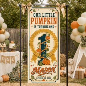 Pode incluir: Uma faixa retangular vertical com o texto "OUR LITTLE PUMPKIN IS TURNING ONE" em azul escuro e laranja. Um grande número "1" azul escuro está centralizado com abóboras laranja e vinhas verdes. O nome "MASON" e a data aparecem abaixo.