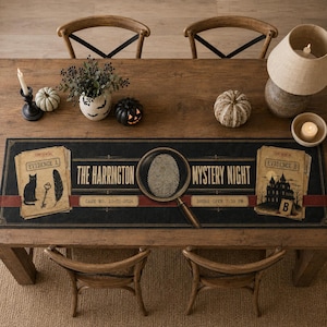 Può includere: Un runner da tavola rettangolare nero con il testo The Harrington Mystery Night, una grande impronta digitale e una lente d'ingrandimento. Il design include due carte etichettate Evidence A ed Evidence B, con grafiche di gatto, chiave, piuma e casa.