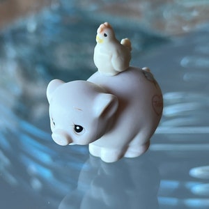 The sweetest little Precious moments &quot;Tubby&#39;s First Christmas&quot; figurine.  Little pig with chicken - Enesco 1992