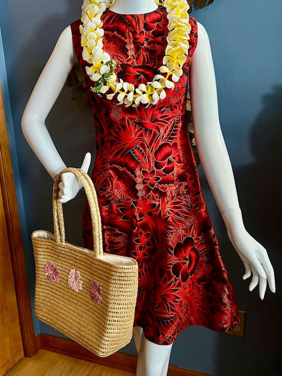 red hawaiian print dress Deep Red Vintage Hawaiian Shift Dress With a Fuller Skirt. Hawaiian Pattern  With Gold Accents. 4/6