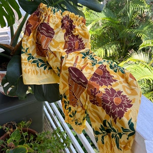 Very cute children&#39;s Hawaiian Pa&#39;u/Hula/costume skirt & matching draw string pants. Fun Hawaiian themed pattern.