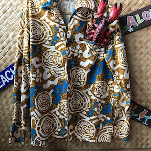 The ultimate mens 1970s Go Barefoot in Paradise Aloha shirt.  Long sleeve honu ( Hawaiian turtle ) gem!  Honolulu, Hawaii - Size large