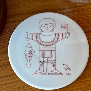 A wonderful Mid century Bing & Grondahl  porcelain Antoni trivet / plaque / wall decor.  Made in  Denmark. Signed and numbered. Copenhagen.