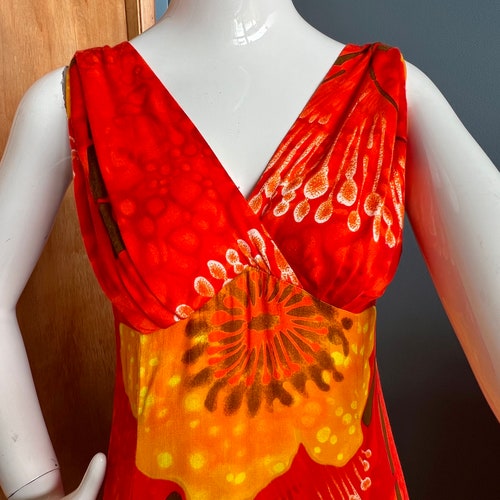 Shops Gorgeous vintage Elsie Krassas Waikiki Hawaiian mu'u mu'u. Orange pop! Absolutely beautiful and flattering. lovely! Modern size 4/6