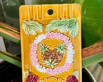 Discovered in Hawaii. Vintage Hawaii kitschy Hawaii ashtray with pineapples and plumeria. Made in Japan by RB. so fun!