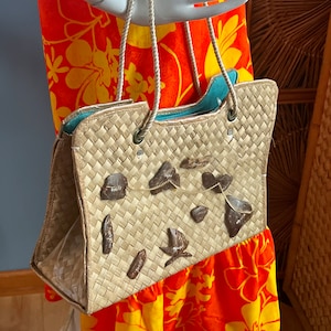 Too cute. Vintage woven Tiki time purse with coconut Hawaiian island decor.  The cutest vintage Hawaiian purse. So fabulous and so fun!