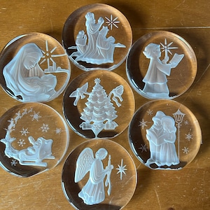 Seven delightful - The Danbury mint crystal Christmas decorations\paperweights.Christmas tree, Angels, Kings, Santa, carolers & Holy family.