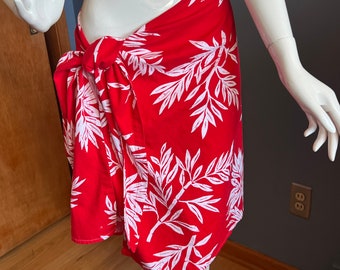 So cute..vintage Pomare Hawaii bikini wrap/skirt...deep red with bamboo pattern.The perfect little wrap for those lazy beach days.