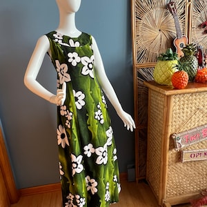 Fantastic Island Casuals International market place Waikiki - Made in Hawaii mu&#39;u mu&#39;u. 1960s-70s classic Hawaiian dress. Size 6