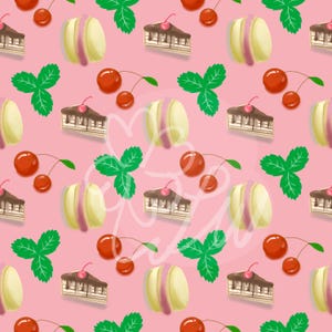 Puede incluir: Un patrón repetitivo sobre un fondo rosa claro que presenta ilustraciones de macarons amarillos con relleno rosa, trozos de pastel de chocolate con una cereza roja y pares de cerezas rojas con hojas verdes.