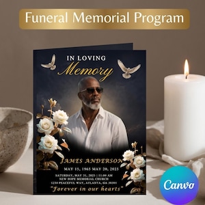 Può includere: Un programma commemorativo funebre con il ritratto di un uomo con barba grigia, occhiali da sole e camicia bianca. Il design include rose bianche, due colombe in volo e il testo In Loving Memory, James Anderson e i dettagli della cerimonia.