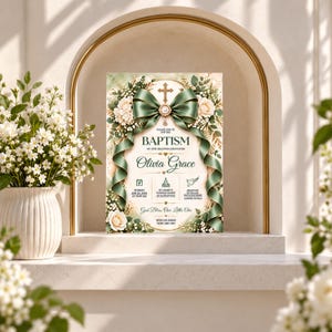 Op de afbeelding: Een rechthoekige doopuitnodigingskaart met een grote saliegroene satijnen strik aan de bovenkant, een gouden kruis en bloemaccenten. De tekst luidt Doop van onze geliefde dochter Olivia Grace, inclusief evenementdetails, datum en locatie.