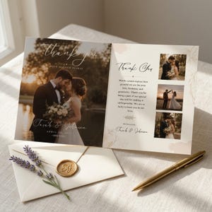 Può includere: Un biglietto di ringraziamento per matrimonio piegato con una grande foto di una coppia, tre foto più piccole e testo stampato. Il biglietto è accompagnato da una busta con sigillo in ceralacca dorata, un rametto di lavanda e una penna dorata.