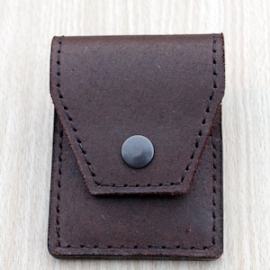 Cartera para tarjetas de cuero marrón texturizado hecha a mano con trabilla para cinturón