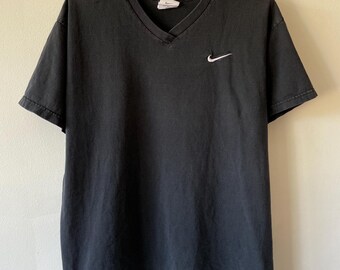 Vintage jaren 90 zwart vervaagd Nike T-shirt met V-hals gemaakt in de VS, geruite swoosh, eenvoudig boxy groot