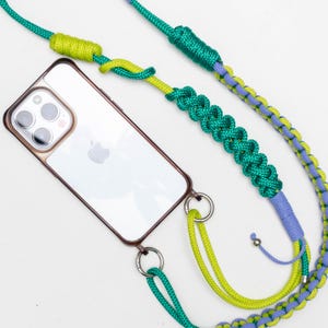 Alça transversal para celular em macramê feita à mão | Alça de corda trançada para câmera | Alça boho para bolsa | Verde e lavanda