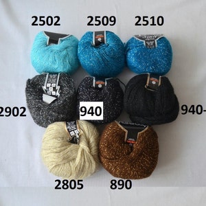 Puede incluir: Surtido de ovillos de hilo en varios colores, incluyendo turquesa, negro, marr&oacute;n y beige. Cada ovillo tiene una etiqueta con un n&uacute;mero, como 2502, 2509, 2510, 2902, 940, 940-S, 2805 y 890.