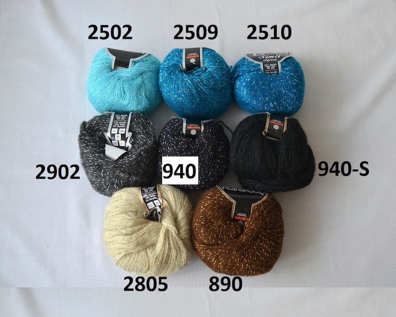 Puede incluir: Surtido de ovillos de hilo en varios colores, incluyendo turquesa, negro, marr&oacute;n y beige. Cada ovillo tiene una etiqueta con un n&uacute;mero, como 2502, 2509, 2510, 2902, 940, 940-S, 2805 y 890.