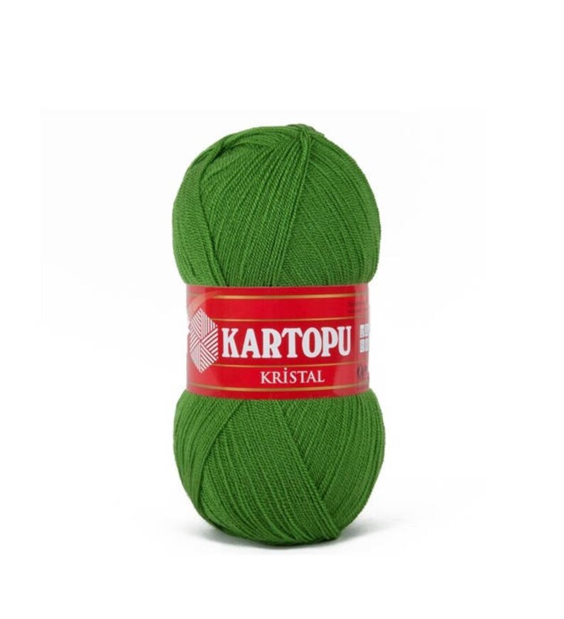 May include: A ball of green yarn with a red label that says "KARTOPU KRISTAL".