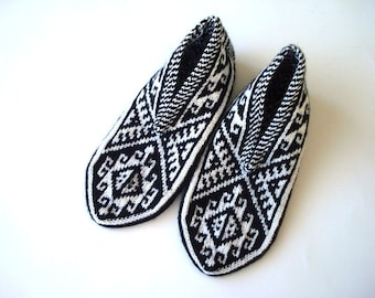 White Black knit mens Slippers, geometric mens winter slippers, mens boho gifts, knit mens socks