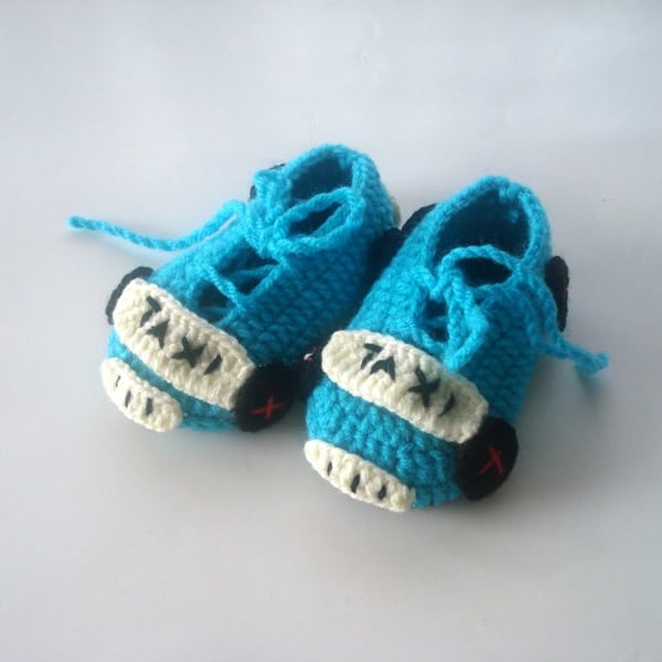Turquoise taxi cars baby shoes, crochet baby booties, 0 - 12 months  taxi baby booties, baby socks