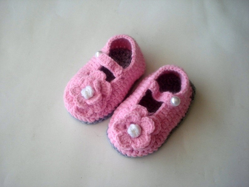 Mary jane shoes, crochet baby shoes, grey pink baby booties, flowered baby shoes, crochet baby slippers, baby girl shoes, baby shower gift image 2