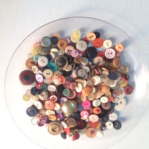 100-1000 botones vintage surtidos, botones al por mayor, botones de plástico vintage al por mayor, botones artesanales antiguos de colores mezclados con lote