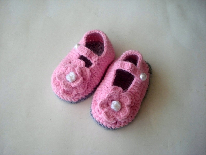 Mary jane schoenen, gehaakte babyslofjes grijs roze baby laarsjes, bloemrijke babyslofjes, gehaakte baby slofjes, babyslofjes meisje, baby douchegift afbeelding 3
